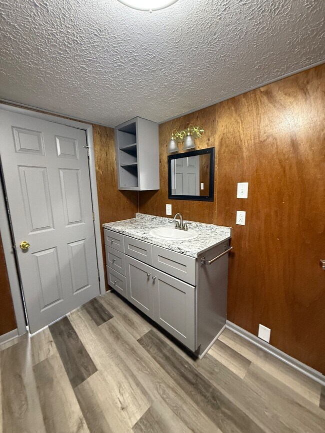 Building Photo - 221 Valley Pike Rd