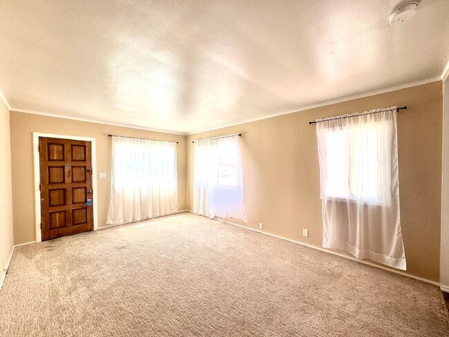 Building Photo - ADORABLE  2bd 1ba HOUSE  BLOCKS to HERMOSA...