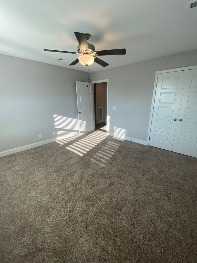 Building Photo - Move in with credit approval