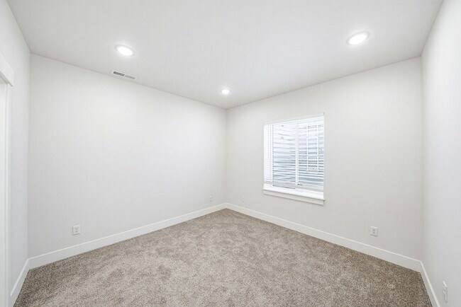 Building Photo - 485 E River Rd