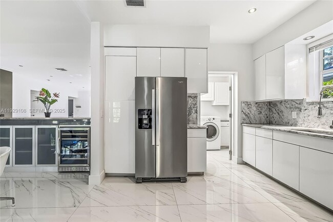 Building Photo - 345 Fairway Dr