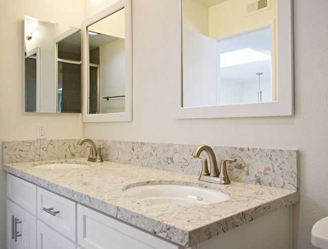 Building Photo - Stunning 4BR 2.5BA UTC Townhome - Updated ...