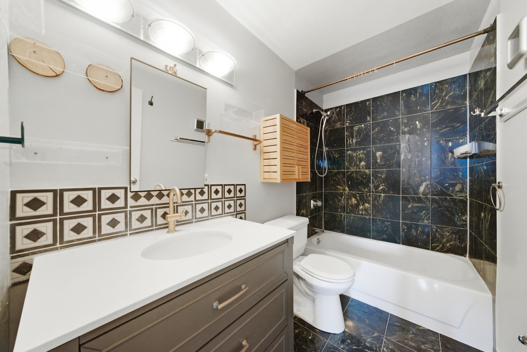 Building Photo - 5320 N Sheridan Rd