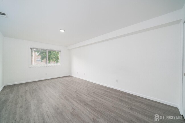 Building Photo - 392 College Dr