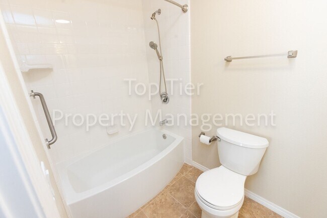Building Photo - Beautiful 2 bed, 2.5 bath, 1373 sqft Townh...