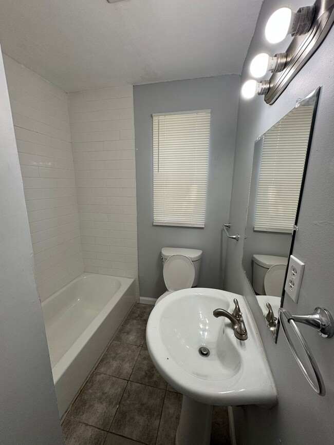 Building Photo - Freshly Renovated 3/2 Single Family in Wes...