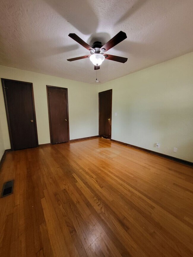 Building Photo - (3) Bed/(2) Bath in Core Norman!