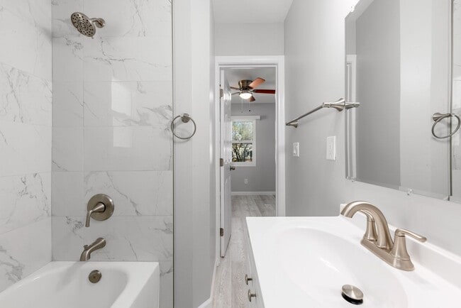 Building Photo - 1041 S Orange St