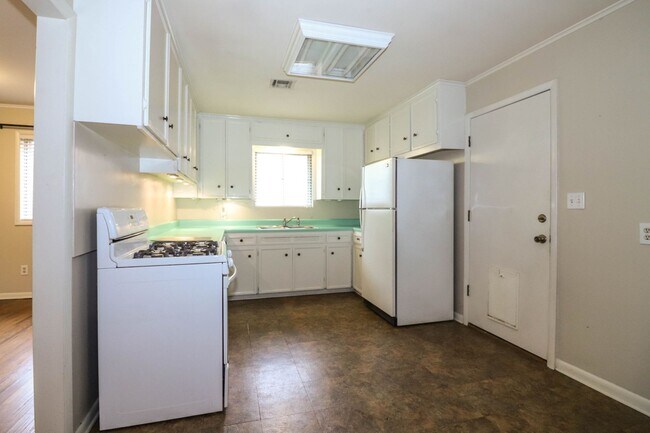 Building Photo - Darling 3 Bedroom With Hardwood Floors!