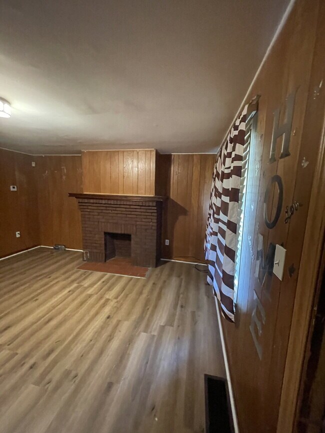 Building Photo - Spacious 3 bedroom with Off street parking!