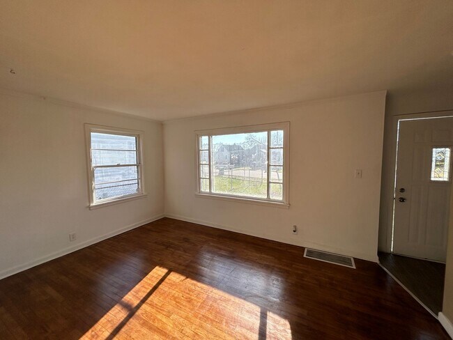 Building Photo - Freshly Painted 3-Bedroom, 1-Bathroom Home – $1,400/Month | 1,760 Sq. Ft. | Accepting Section 8