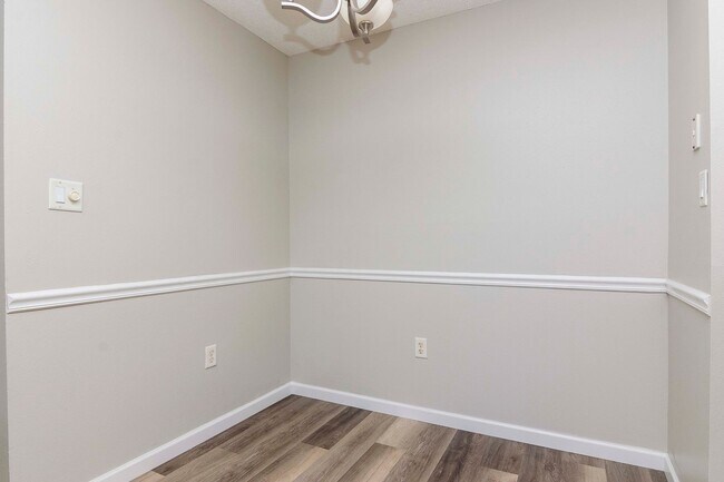 Building Photo - Lake Front - 2nd Floor - Upgraded- 1 Bedroom 1 Bathroom for Rent in Brandon, FL