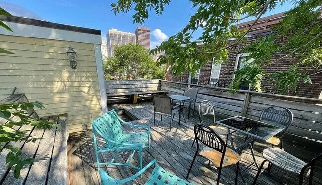 Building Photo - No Brokers Fee Unit in Beacon Hill Top Floor, Big bedrooms, Roof Deck, Laundry on a Site