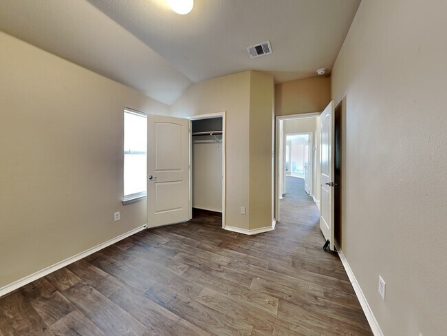 Building Photo - 1114 Bexar Ave