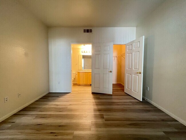 Building Photo - Sweet condo on the first leve