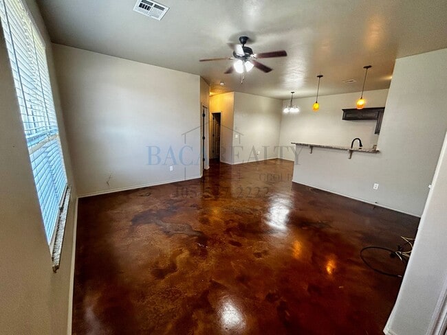 Building Photo - Move in Special!!! 3br 2ba duplex with 2 c...