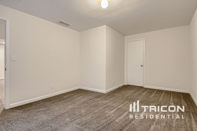 Building Photo - 305 Disc Ln