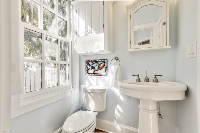 Building Photo - 2 br, 1.5 bath  - Lazy Gecko