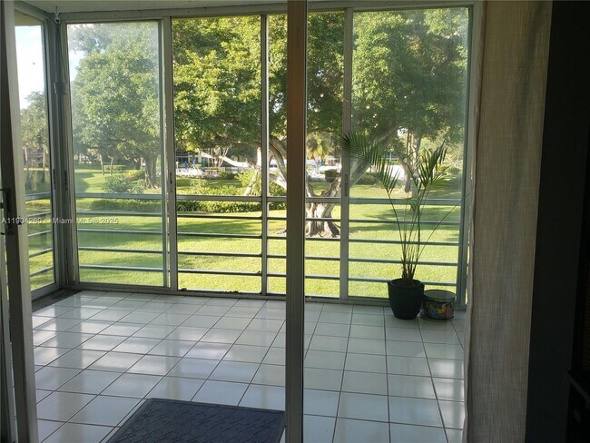 Building Photo - 550 Oaks Ln