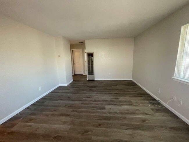 Building Photo - 2 Bedroom Walking Distance to Mather Air Force Base