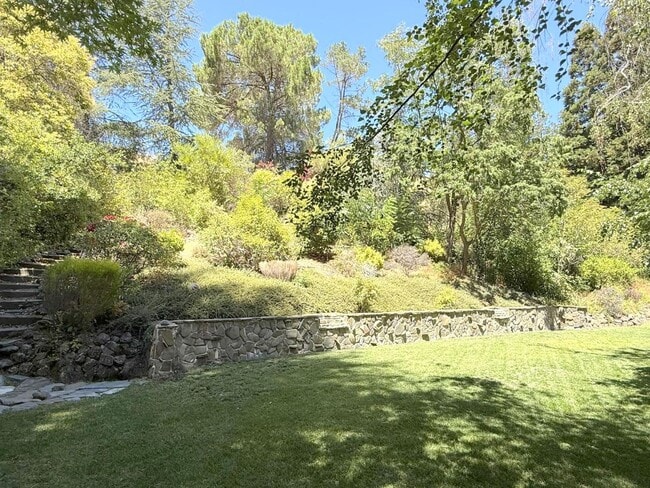 Building Photo - Sprawling ranch home located in highly des...