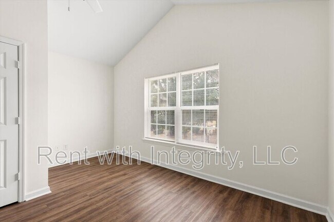 Building Photo - 735 Putnam Dr