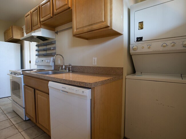 Building Photo - Spacious 2-Bed/1-Bath Ground Floor Apt w/ Patio & Yard in Manchester!