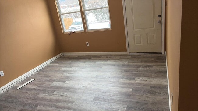 Building Photo - Maynardville 37807 - 2 bedroom, 1 bath apartment water included - Contact Lisa Vineyard and Shann...