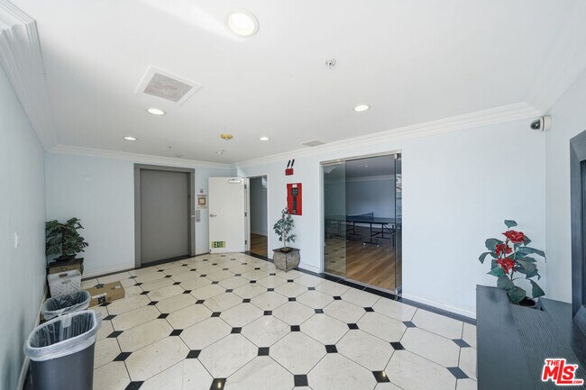 Building Photo - 4733 Elmwood Ave