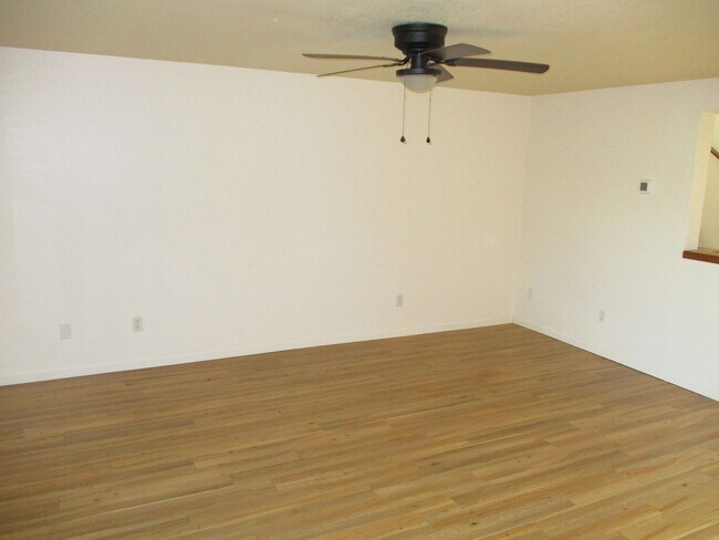 Building Photo - 120-1