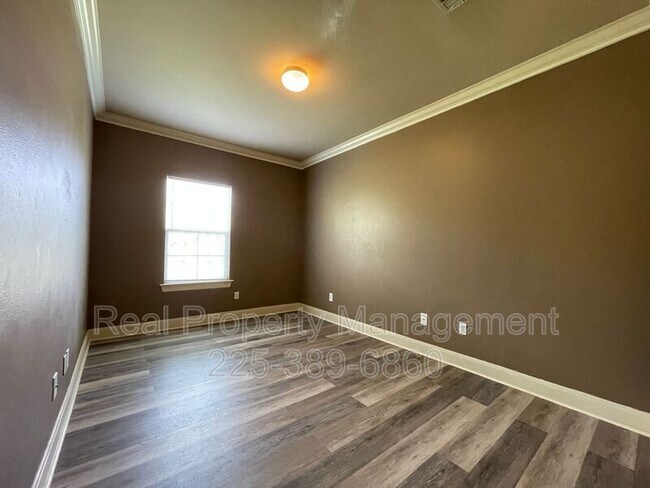 Building Photo - 31855 LA-16