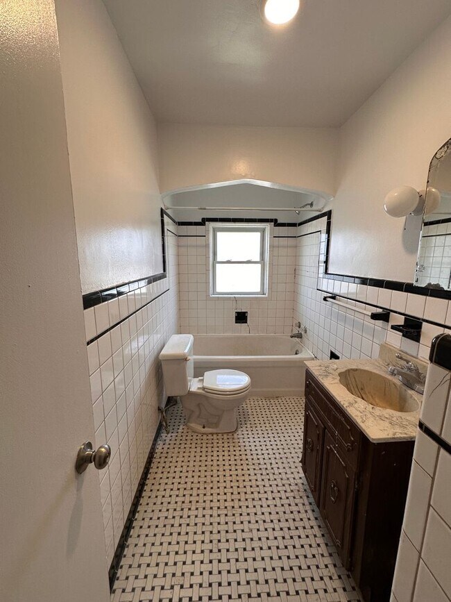 Building Photo - 210 Perrin St