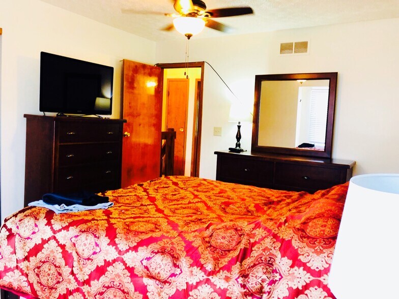 Building Photo - 8179 Rochester Way