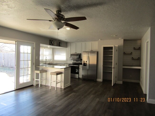 Building Photo - Great home located on the eastside, walking distance to MacArthur Schools.