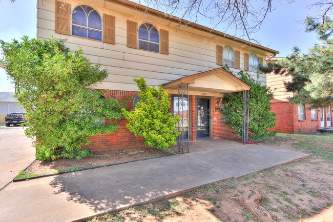 Building Photo - Discover Your New Home: 2-Bedroom Duplex Now Available in Edmond, OK!