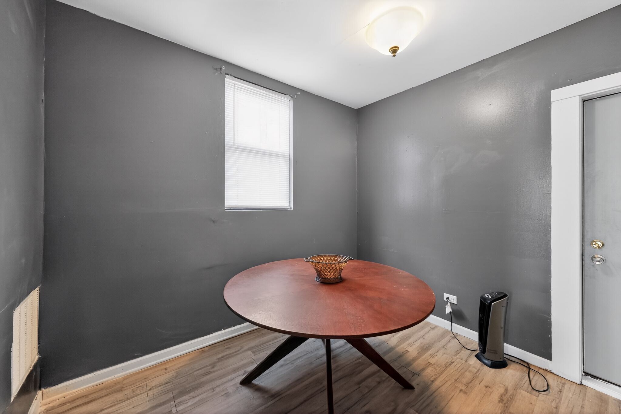 Building Photo - 1144 W 68th St