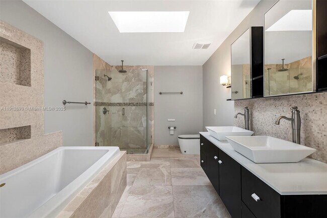 Building Photo - 633 Solar Isle Dr