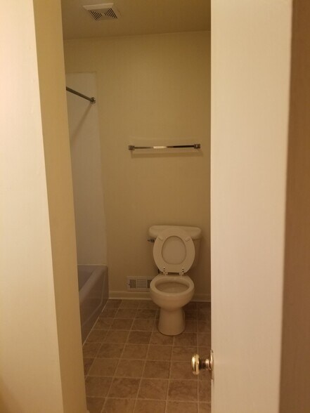 Building Photo - 2752 University Ave