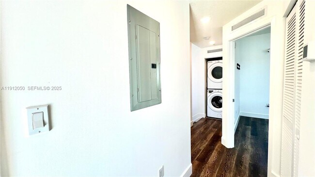 Building Photo - 4670 NW 84th Ave