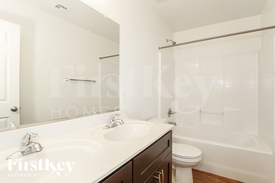 Building Photo - 4243 W Bluefield Ave