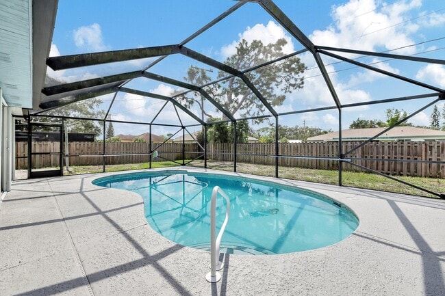 Building Photo - 1124 SE Ladner St