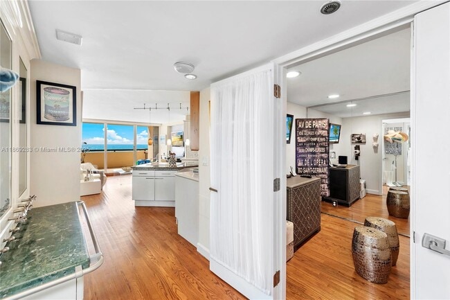 Building Photo - 2555 Collins Ave