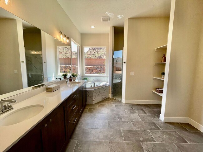 Building Photo - 5-Bedroom home in Desert Canyons