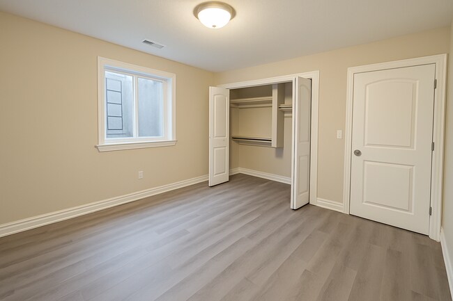 Building Photo - Spacious 4 Bedroom Home with Basement and Wet Bar in Clearwater