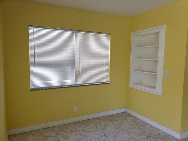 Building Photo - 4321 NE 6th Terrace