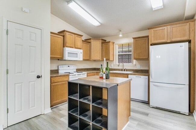 Building Photo - Welcome to this radiant and exquisite home, perfectly situated in a central location!