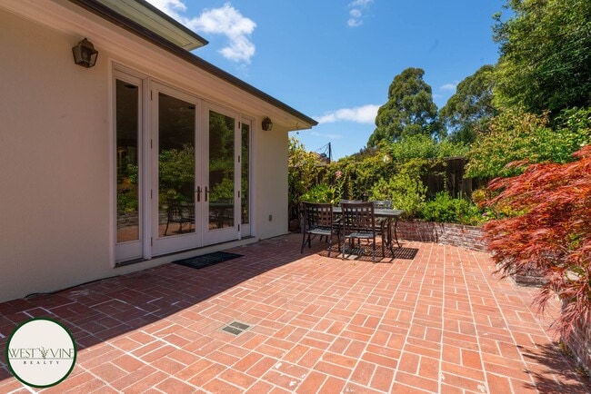Building Photo - Spectacular Hill Top Home W/ Expansive Vie...