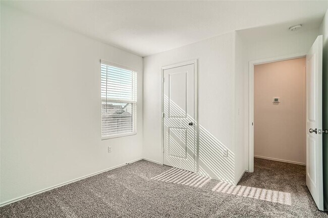 Building Photo - 2712 Shimsham Dr