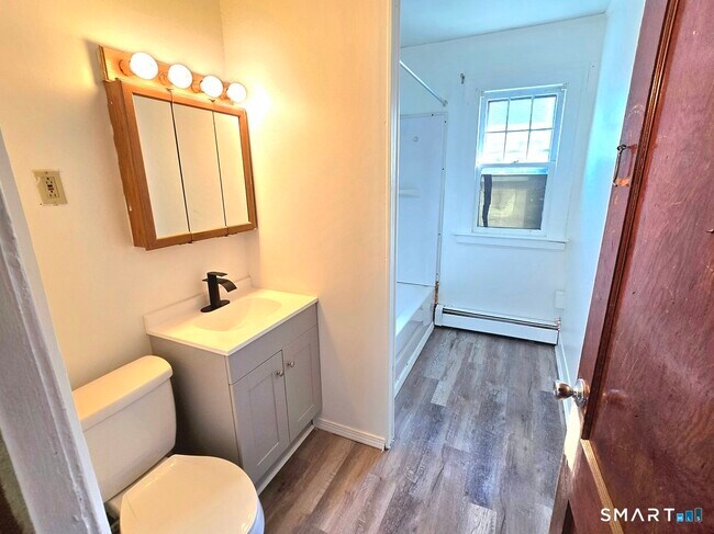 Building Photo - 70 Monroe St