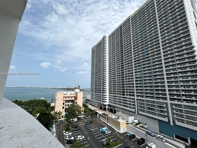 Building Photo - 1750 N Bayshore Dr